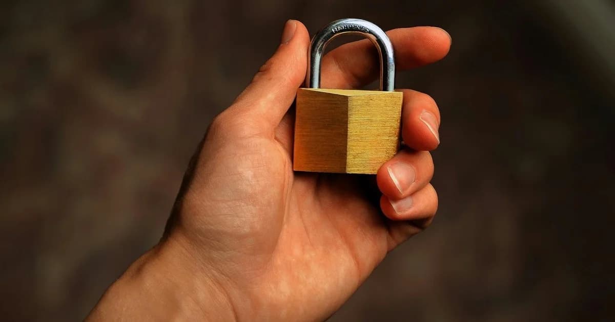Laptop con icona di sicurezza, simbolo della conformità GDPR per siti web